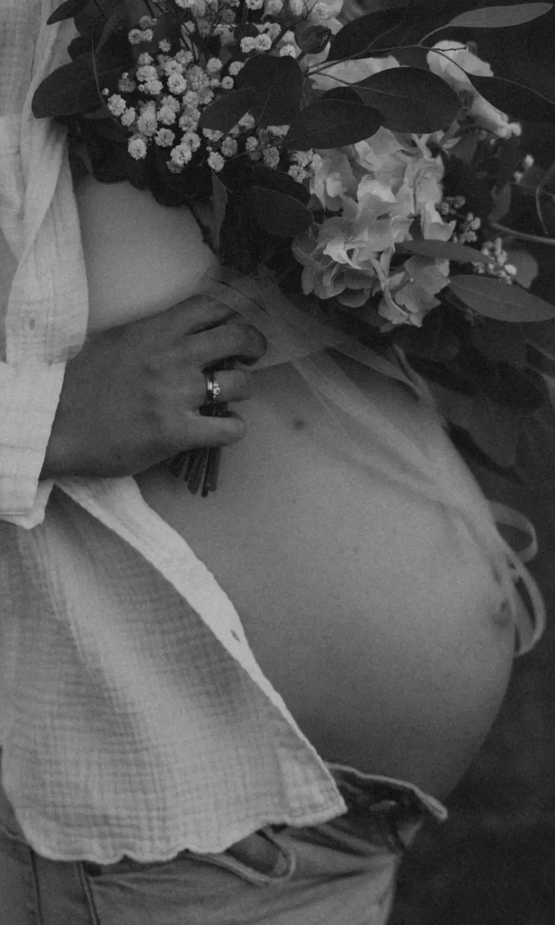 Eine Schwarz-Weiß Aufnahme einer schwangeren Frau bei einem Babybauchshooting